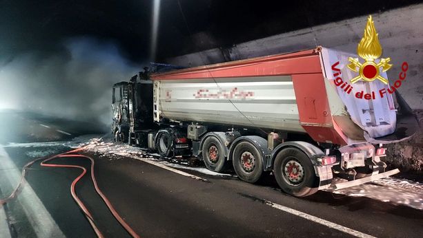 Camion in fiamme sulla A12, riaperto il tratto dopo ore di disagi: traffico ancora rallentato Camion in fiamme sulla A12, riaperto il tratto dopo ore di disagi: traffico ancora rallentato
