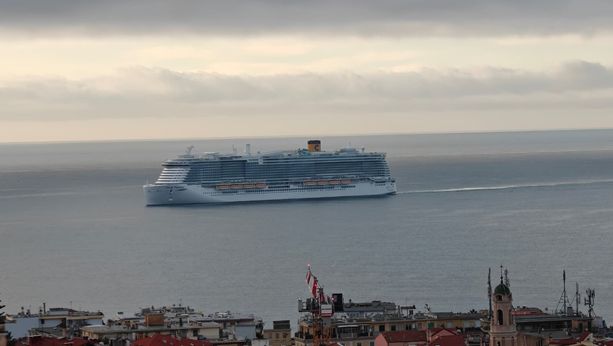 La Costa Toscana è arrivata in rada a Sanremo: la nave del Festival tra musica, solidarietà e la sua immagine sul mare (Foto)