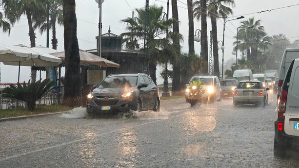 Bomba d'acqua si abbatte su Sanremo e l'entroterra: fino a 33 mm in un'ora, danni in molte zone (Foto) Bomba d'acqua si abbatte su Sanremo e l'entroterra: fino a 33 mm in un'ora, danni in molte zone (Foto)