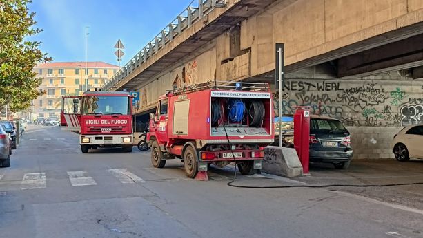 Ventimiglia: vasto incendio sul Roya, evacuate alcune case a Peglia ma la situazione è sotto controllo (Foto e Video) Ventimiglia: vasto incendio sul Roya, evacuate alcune case a Peglia ma la situazione è sotto controllo (Foto e Video)