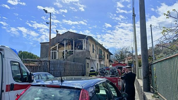 Bordighera: sfiorata la tragedia in via Pasteur, incendio in un appartamento e alcune persone intossicate (Foto e Video) Bordighera: sfiorata la tragedia in via Pasteur, incendio in un appartamento e alcune persone intossicate (Foto e Video)