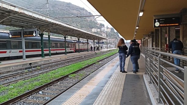 Ventimiglia: sgomberati i migranti sotto il cavalcavia di San Secondo, blitz delle forze dell'ordine (Foto e Video)