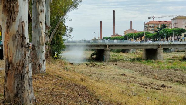 Imperia, operaio trancia un tubo del gas mentre pulisce il torrente: mobilitazione di soccorsi in via Argine sinistro (foto e video)