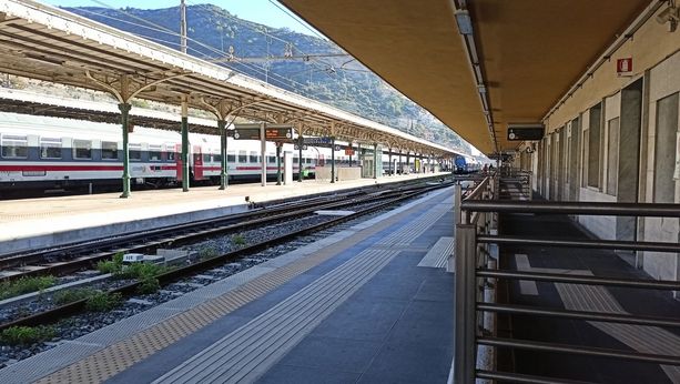 Precipita con il parapendio sui binari, chiusa la linea ferroviaria per la Francia