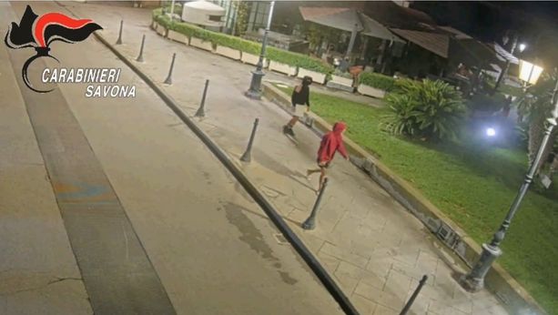 Alassio, rapinano un turista con passamontagna e machete fuori dalla discoteca: tre giovani arrestati dai carabinieri