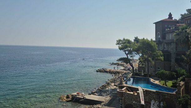Piscina condominiale riempita con acqua di mare: scattano le multe a Capo Noli