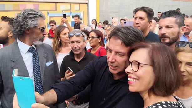 Bagno di folla a Torino per Giuseppe Conte: "Appendino amministratore competente" Bagno di folla a Torino per Giuseppe Conte: "Appendino amministratore competente"