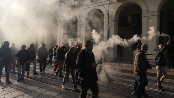 Taxisti in corteo bloccano via Po: "Siamo contro il Far West degli Ncc" Taxisti in corteo bloccano via Po: "Siamo contro il Far West degli Ncc"