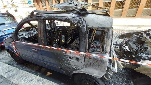 E' di nuovo allarme piromane: auto date alla fiamme nella notte a Torino e Moncalieri