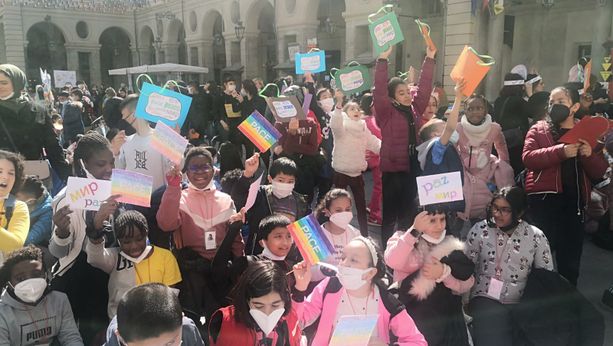 I bambini sfilano per la pace da Aurora al Comune: "L'Italia ripudia la guerra" [VIDEO]