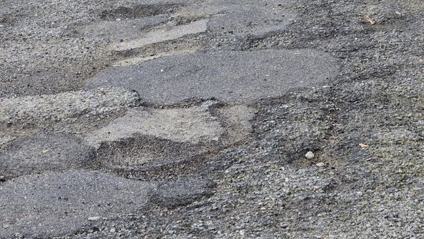 I marciapiedi di corso Mortara si trasformano in groviere: "Pericolo per la sicurezza dei residenti" I marciapiedi di corso Mortara si trasformano in groviere: "Pericolo per la sicurezza dei residenti"