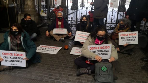 "È codice rosso sulla crisi climatica" : gli Extinction Rebellion occupano l'atrio del Consiglio Regionale [FOTO e VIDEO]