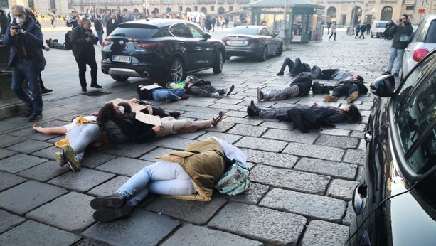 "Non si può morire di smog": Fridays For Future Torino in protesta davanti a Regione e Comune (FOTO e VIDEO)
