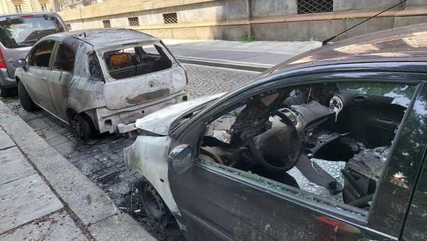 Auto date alle fiamme, fermato dalle forze dell'ordine il piromane Auto date alle fiamme, fermato dalle forze dell'ordine il piromane