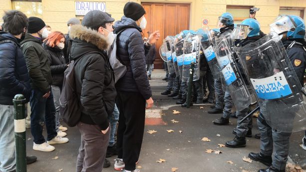 Torino manifesta per Lorenzo, morto durante l'alternanza scuola/lavoro: scontri con la polizia [FOTO e VIDEO]