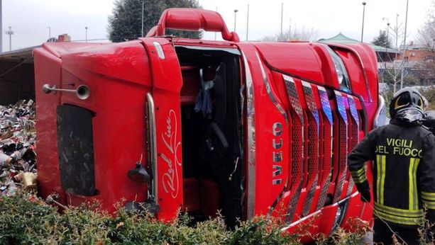 Camion della spazzatura si ribalta a Saronno all'uscita dell'autostrada A9, ferito l'autista Camion della spazzatura si ribalta a Saronno all'uscita dell'autostrada A9, ferito l'autista