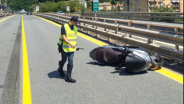 Tragedia sulla A7, morto un quarantaseienne alla guida di uno scooter