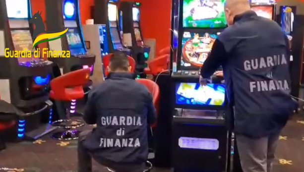 Giocatori "anonimi" spendevano più di 200mila euro in un giorno: la Guardia di Finanza sanzione quattro gestori di sale slot Giocatori "anonimi" spendevano più di 200mila euro in un giorno: la Guardia di Finanza sanzione quattro gestori di sale slot