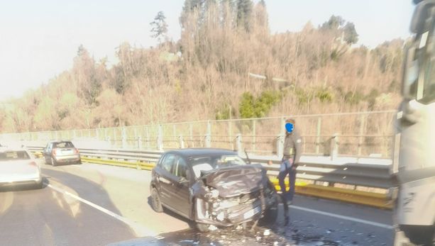FOTO. Frontale tra un'auto e un camion sulla Tangenziale di Varese, soccorsi in codice rosso FOTO. Frontale tra un'auto e un camion sulla Tangenziale di Varese, soccorsi in codice rosso