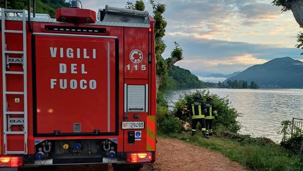 Auto con a bordo due ragazzi abbatte un albero e finisce nel Ceresio a Brusimpiano