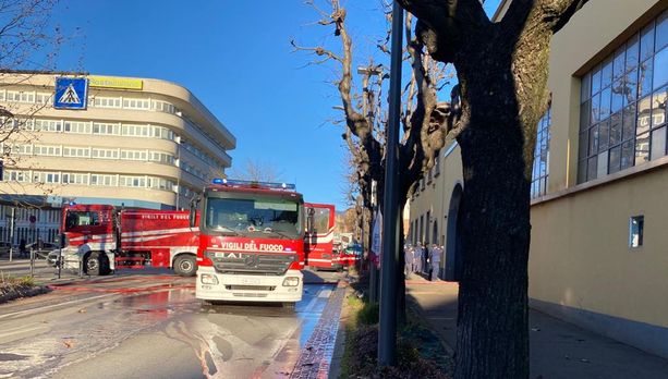 Incendio in una fonderia di viale Belforte: in azione i vigili del fuoco