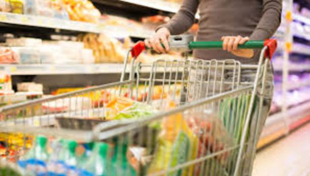 Alle famiglie italiane fare la spesa costa sempre di più, il carrello si riduce dello 0,5% Alle famiglie italiane fare la spesa costa sempre di più, il carrello si riduce dello 0,5%