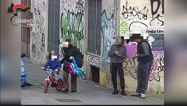Pusher senza limiti a Santa Giulia: spacciavano anche a due passi delle scuole e dalla parrocchia Pusher senza limiti a Santa Giulia: spacciavano anche a due passi delle scuole e dalla parrocchia