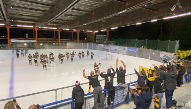 VIDEO E FOTO. I veri Mastini e il "mago" Franchini fanno impazzire di gioia Varese: 5-1 a Como nel derby VIDEO E FOTO. I veri Mastini e il "mago" Franchini fanno impazzire di gioia Varese: 5-1 a Como nel derby