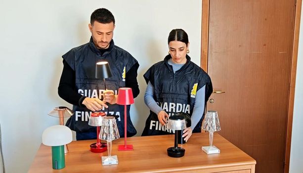 Sembravano lampade e arredi di design, ma erano taroccati: la Guardia di Finanza denuncia 14 persone