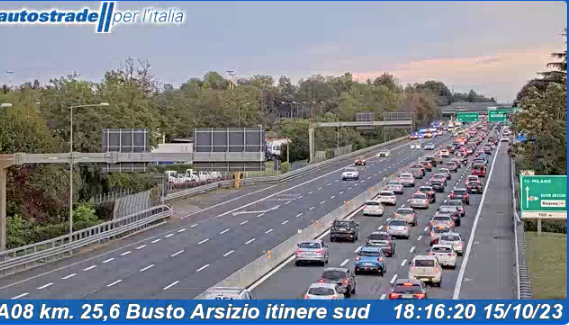 Ancora un incidente in Autolaghi: feriti e traffico paralizzato Ancora un incidente in Autolaghi: feriti e traffico paralizzato