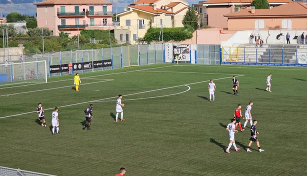 Calcio, Serie D. L'Oltrepo passa 4-1 ad Albenga, la contestazione dei tifosi ritarda l'inizio del match Calcio, Serie D. L'Oltrepo passa 4-1 ad Albenga, la contestazione dei tifosi ritarda l'inizio del match