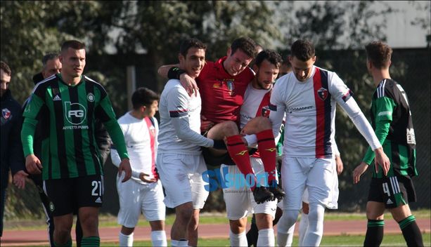 Calcio. Vado - Castellanzese dura meno di un quarto d'ora, infortunio per l'arbitro Dorillo Calcio. Vado - Castellanzese dura meno di un quarto d'ora, infortunio per l'arbitro Dorillo