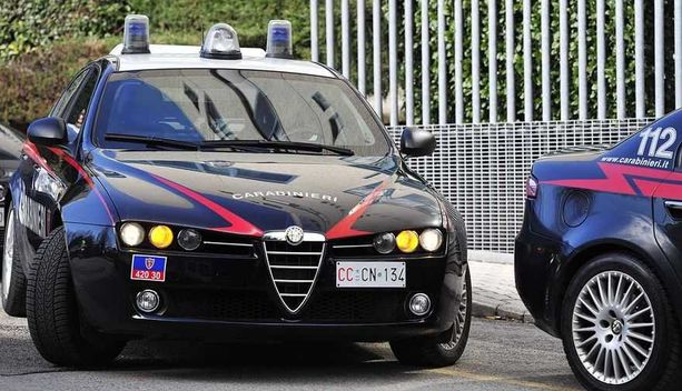 Colpisce la madre con un pugno, lei batte la testa cadendo e muore: i carabinieri fermano il figlio 44enne Colpisce la madre con un pugno, lei batte la testa cadendo e muore: i carabinieri fermano il figlio 44enne