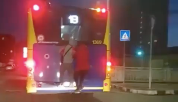 A Torino arriva la pericolosa "challenge del bus": ragazzini si appendono al pullman in corsa [VIDEO]