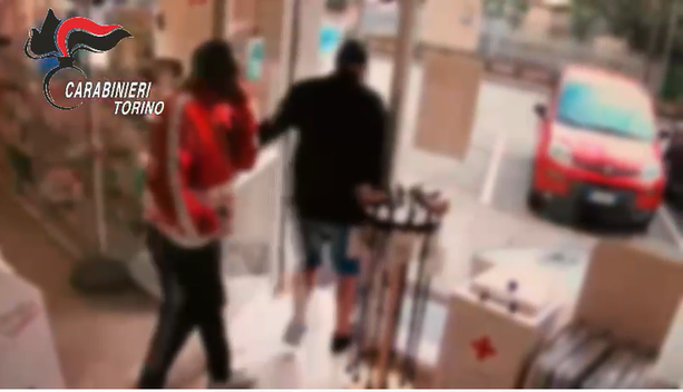 Volto mascherato, ma tatuaggi in bella vista: finisce in manette la carriera del rapinatore di farmacie [VIDEO]