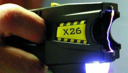 Lite in casa, i Carabinieri vengono aggrediti: uomo bloccato con il taser Lite in casa, i Carabinieri vengono aggrediti: uomo bloccato con il taser