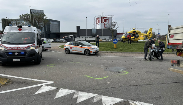 FOTO. Schianto alla rotonda a Olgiate Olona: elisoccorso in volo in codice rosso