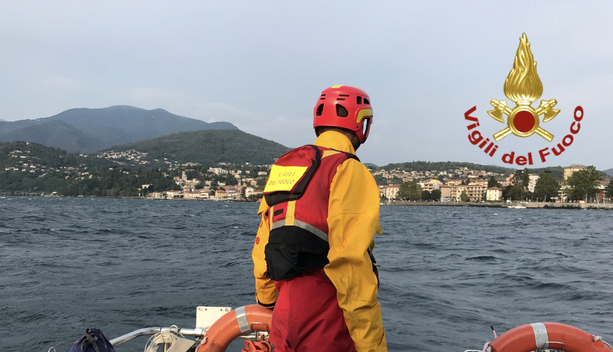 Laveno, due velisti finiscono nelle acque del lago Maggiore: salvati