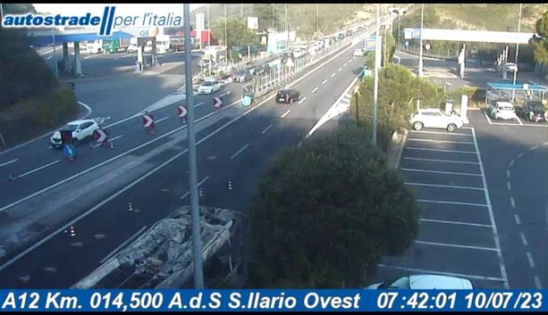 Incendio in A12, 6 chilometri di coda per il ripristino dei danni