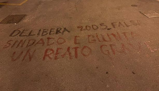 Scontro giudiziario a Pietra Ligure: scritta contro il Comune e la giunta per una presunta delibera falsa