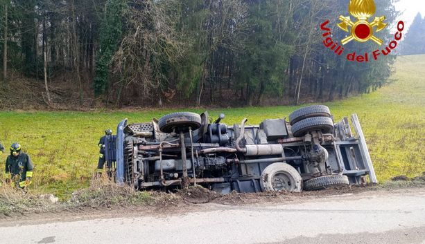 FOTO. Camion si ribalta a Viggiù, illeso l'autista