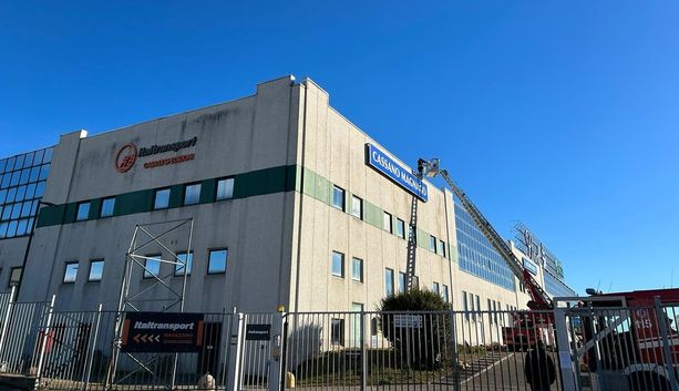 Il vento forte spazza la provincia di Varese: scoperchiato il tetto della ditta Italtransport di Cassano Magnago che è stata evacuata Il vento forte spazza la provincia di Varese: scoperchiato il tetto della ditta Italtransport di Cassano Magnago che è stata evacuata