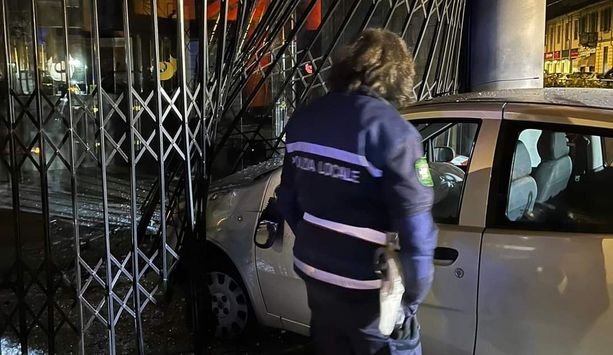 Auto sfonda l'ingresso del Teatro Colosseo: brutto incidente in via Madama