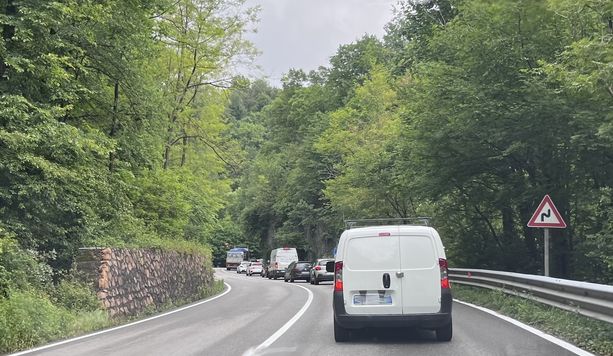 Doppio incidente in meno di un'ora: due feriti e lunghe code sulla statale della Valganna