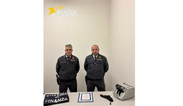 Entra in Italia al valico di Chiasso con un titolo azionario da oltre 100mila franchi: scatta il sequestro della Guardia di Finanza