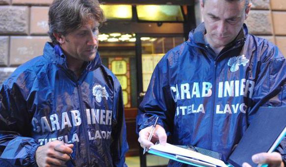 Alimenti sequestrati e 8mila euro di sanzione: i carabinieri scoprono irregolarità in un negozio etnico di Cuneo