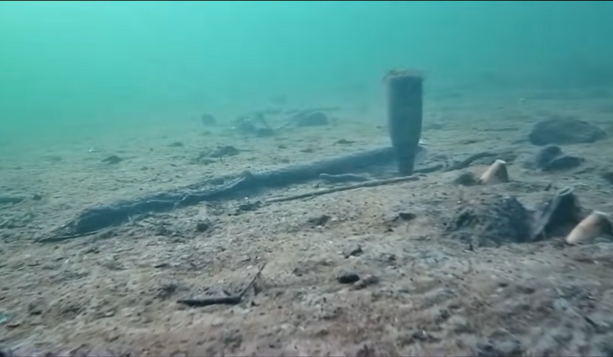 VIDEO. Con il drone subacqueo ad esplorare i fondali del lago di Varese, tra rifiuti abbandonati, pesci e qualche sorpresa