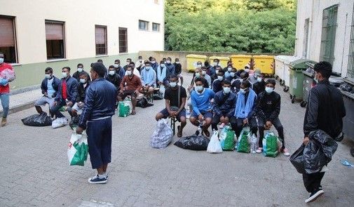 Migranti: permessi di soggiorno lenti, protesta in via Cernaia Migranti: permessi di soggiorno lenti, protesta in via Cernaia
