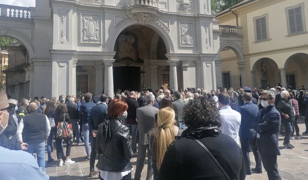 A Induno l'ultimo saluto ad Alessandro: «Ora ti troveremo guardando verso quel cielo che amavi» A Induno l'ultimo saluto ad Alessandro: «Ora ti troveremo guardando verso quel cielo che amavi»