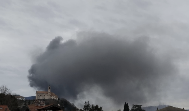 Fiamme al cementificio di Caravate, alta colonna di fumo: sul posto i vigili del fuoco Fiamme al cementificio di Caravate, alta colonna di fumo: sul posto i vigili del fuoco
